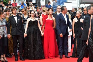 Anne Parillaud, Niels Schneider, Amira Casar, Sophie Marceau, Jean Dujardin, Mélanie Laurent - Montée des marches pour le film «L'Innocent» et les 75 ans du Festival de Cannes, le 24 mai 2022. 