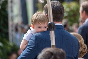 Le prince Charles de Luxembourg dans les bras de son père le prince Guillaume à Luxembourg, le 22 mai 2022