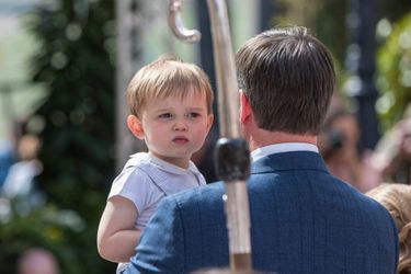 Le prince Charles de Luxembourg dans les bras de son père le prince Guillaume à Luxembourg, le 22 mai 2022