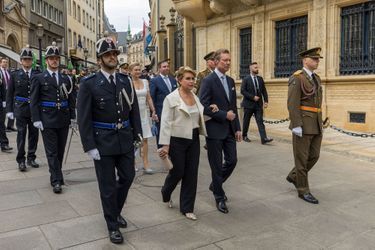 La grande-duchesse Maria Teresa et le grand-duc Henri de Luxembourg, suivis du princesse Stéphanie et des princes Guillaume et Charles à Luxembourg, le 22 mai 2022