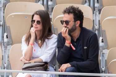 Mathieu Madénian et une amie dans les tribunes de Roland Garros, à Paris, le 22 mai 2022.