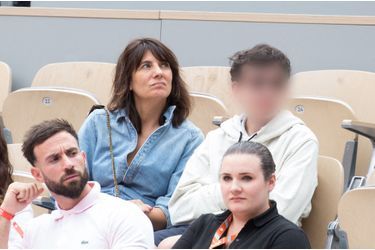 Estelle Denis et son fils Merlin dans les tribunes de Roland Garros, à Paris, le 22 mai 2022.