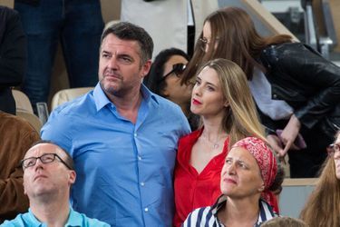 Arnaud Ducret et sa femme Claire Francisci dans les tribunes de Roland-Garros, à Paris, le 23 mai 2022.