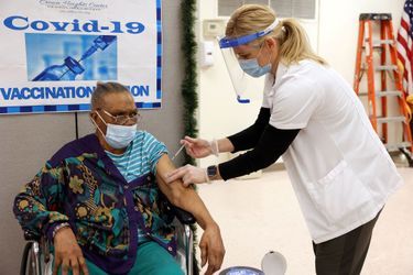 Une patiente du Crown Heights Center for Nursing and Rehabilitation, un établissement de soins infirmiers, reçoit le vaccin Pfizer à Brooklyn, New York, États-Unis, décembre 22, 2020. Image d&#039;illustration.