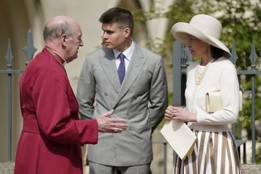 Arthur Chatto et sa mère Lady Sarah Chatto avec le Doyen de Windsor, après la messe de Pâques à la chapelle St George, le 17 avril 2022.