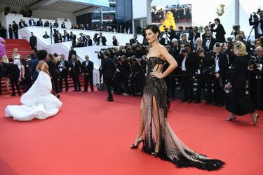 Isabeli Fontana - Montée des marches du biopic «Elvis» au Festival de Cannes, le 25 mai 2022. 