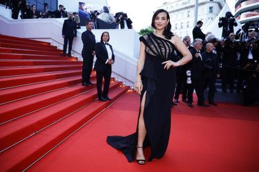 Camélia Jordana - Montée des marches du biopic «Elvis» au Festival de Cannes, le 25 mai 2022. 