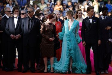 Tom Hanks, Austin Butler and Olivia DeJong, le casting du film «Elvis» - Montée des marches du biopic «Elvis» au Festival de Cannes, le 25 mai 2022. 