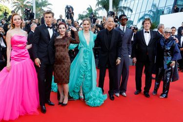 Baz Luhrmann, Priscilla Presley, Catherine Martin, Tom Hanks, Austin Butler, Olivia DeJong, Kelvin Harrison Jr. - Montée des marches du film «Elvis» au Festival de Cannes, le 25 mai 2022. 