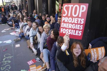 Des militants écologistes lors de l&#039;assemblée générale de TotalEnergies, le 25 mai à Paris.