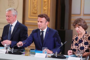 Emmanuel Macron auprès de Bruno Le Maire et Catherine Colonna. 