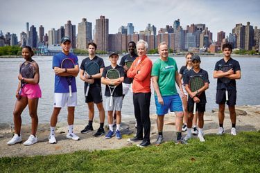 John McEnroe (à g.), 63 ans, et son frère Patrick, 55 ans, avec quelques-uns de leurs meilleurs espoirs, sur le site de la John McEnroe Tennis Academy, à Randall’s Island. New York, le 17 mai