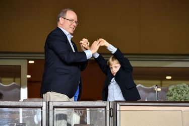 Les princes Albert II et Jacques de Monaco au stade Louis-II à Monaco, le 24 mai 2022