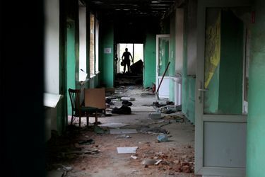 Un homme marche à l&#039;intérieur de l&#039;école détruite de Vilkhivka, Ukraine, le 25 mai 2022.