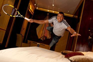 «L’envol d’un champion… Quelques jours avant son premier coup de raquette à “Roland”, “JW” prenait le temps de cette séance photo, dans une suite de l’hôtel Park Hyatt... où est installé Roger Federer.» - Paris Match n°3184, 27 mai 2010
