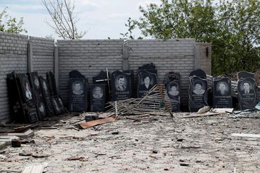 Des pierres tombales dans la cour d&#039;un atelier détruit à Popasna dans la région de Luhansk, Ukraine le 26 mai 2022.