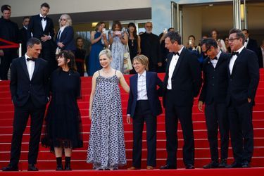 Le réalisateur Kelly Reichardt, Michelle Williams (enceinte) et plusieurs membres de l&#039;équipe du film «Showing Up» - Montée des marches du film «Showing Up» au Festival de Cannes, le 27 mai 2022. 