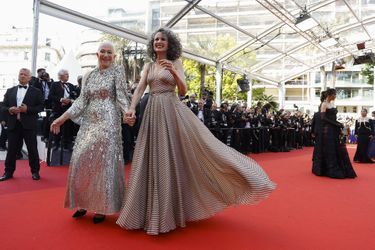 Helen Mirren et Andie MacDowell - Montée des marches du film «Un petit frère» au Festival de Cannes, le 27 mai 2022. 