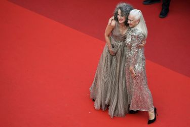Helen Mirren et Andie MacDowell - Montée des marches du film «Un petit frère» au Festival de Cannes, le 27 mai 2022. 