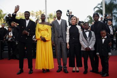 La réalisatrice Leonor Serraille et ses acteurs, Stephane Bak, Annabelle Lengronne et Ahmed Sylla - Montée des marches du film «Un petit frère» au Festival de Cannes, le 27 mai 2022. 