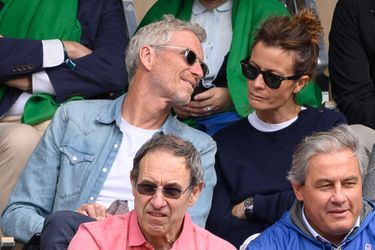 Denis Brogniart et sa femme Hortense dans les tribunes de Roland-Garros, à Paris, le 26 mai 2022.