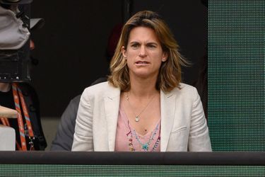 Amelie Mauresmo dans les tribunes de Roland-Garros le 26 mai 2022.