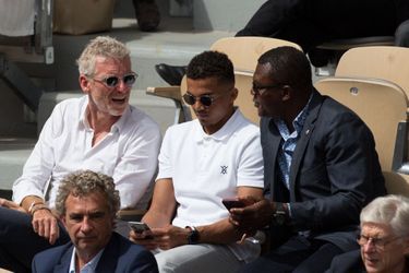 Denis Brogniart, Marcel Desailly et son fils dans les tribunes de Roland-Garros le 27 mai 2022.