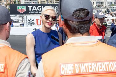La princesse Charlène était aux côtés du prince Albert de Monaco, samedi, pour rencontrer les bénévoles de la Croix rouge monégasque qui assurent la sécurité des pilotes pour le Grand prix de Formule 1 dimanche.