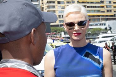La princesse Charlène était aux côtés du prince Albert de Monaco, samedi, pour rencontrer les bénévoles de la Croix rouge monégasque qui assurent la sécurité des pilotes pour le Grand prix de Formule 1 dimanche.