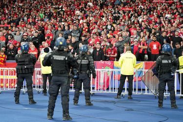 La police fait face aux supporters de Liverpool pendant la finale de la Champion's League, marquée par des scène de chaos aux abords du Stade de France. 