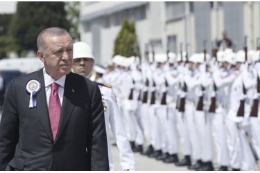Le président turc Erdogan passe en revue une garde d'honneur le 23 mai 2022, à Kocaeli.