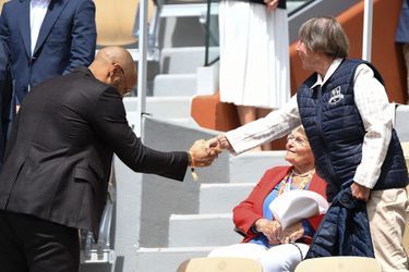 Thierry Henry salue l'ancienne joueuse de tennis Françoise Durr dans les tribunes de Roland Garros, le week-end du 28 et 29 mai 2022, à Paris.
