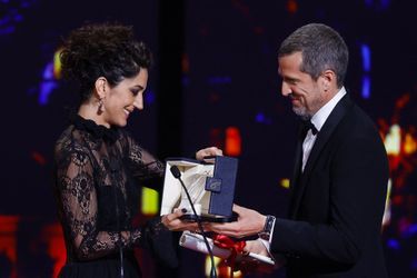 Guillaume Canet remet le prix de la Meilleure actrice à Zar Amir-Ebrahimi lors de la cérémonie de clôture du Festival de Cannes, le 28 mai 2022. 