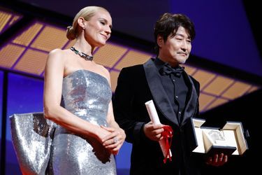Diane Kruger remet le prix du Meilleur acteur à Song Kang-ho lors de la cérémonie de clôture du Festival de Cannes, le 28 mai 2022. 