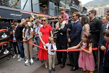 Pierre Casiraghi, son fils Francesco, sa femme Beatrice Borromeo, Andrea Casiraghi, Tatiana Santo Domingo et leurs enfants lors du Grand Prix de Monaco 2022 de F1, à Monaco, le 29 mai 2022.