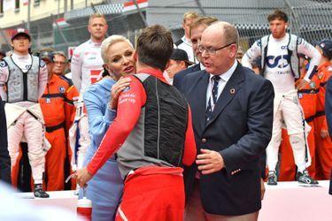 La princesse Charlène et le prince Albert II de Monaco avec Charles Leclerc lors du Grand Prix de Formule 1 à Monaco, le 29 mai 2022