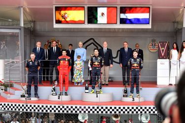 La princesse Charlène et le prince Albert II de Monaco et leurs jumeaux avec le podium du Grand Prix de Formule 1 à Monaco, le 29 mai 2022