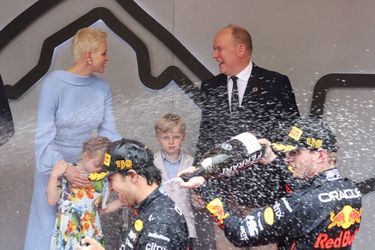 La princesse Charlène et le prince Albert II de Monaco complices lors du Grand Prix de Formule 1 à Monaco, le 29 mai 2022