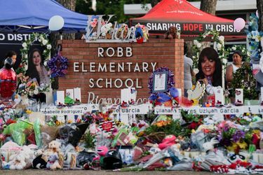 Un mémorial pour les victimes de la fusillade à la Robb Elementary School à Uvalde, le 29 mai 2022.