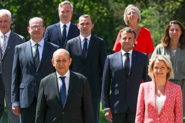 Jean Castex pose avec le Président de la république et les membres du gouvernement dans le jardin du palais de l'Elysée à l'issue du conseil des ministres, du 29 juillet 2020, à Paris, France.
