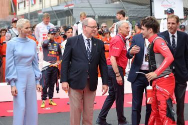 La princesse Charlène et le prince Albert II de Monaco avec le pilote monégasque Charles Leclerc lors du Grand Prix de Formule 1 à Monaco, le 29 mai 2022