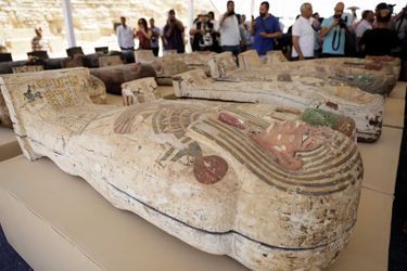 Lors de la présentation des artefacts antiques découverts dans la nécropole de Saqqarah, en Egypte.