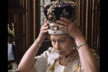 La reine Elizabeth II coiffe sa couronne impériale, un lourd héritage.
