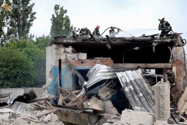 Les sauveteurs éteignent un incendie dans une usine de production de viande à Mykolaiv, Ukraine, dans cette image fixe obtenue à partir d'une vidéo publiée le 30 mai 2022.