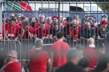 Des supporters de Liverpool derrière les grilles du Stade de France, lors de la finale de la Ligue des Champions. 