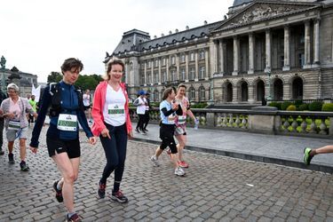 La reine des Belges Mathilde participe en marchant au lors des "20 km de Bruxelles", le 29 mai 2022