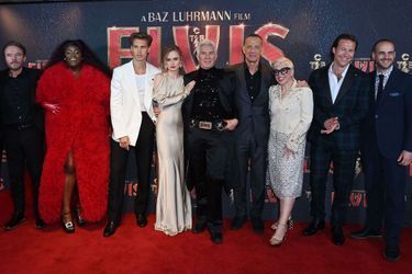 Craig Pearce, Yola, Austin Butler, Olivia Dejonge, Baz Luhrmann, Tom Hanks, Catherine Martin, Luke Bracey et Schuyler Weiss lors de l'avant-première du film «Elvis», à Londres, le 31 mai 2022.