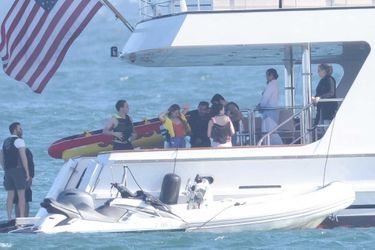 Selena Gomez et des amis sur le Leight Star Yacht, le 31 mai 2022.