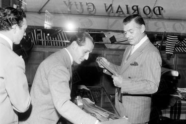 Clark Gable dans la boutique pour hommes Dorian Guy, avenue Georges V, en mai 1952.