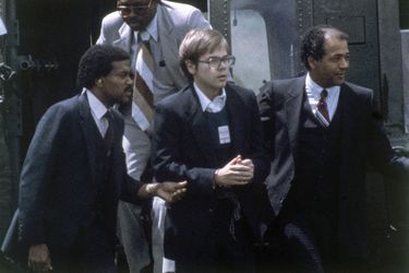 Les U.S. Marshalls escortent John Hinckley Jr. à Quantico, en Virginie, le 8 août 1981.